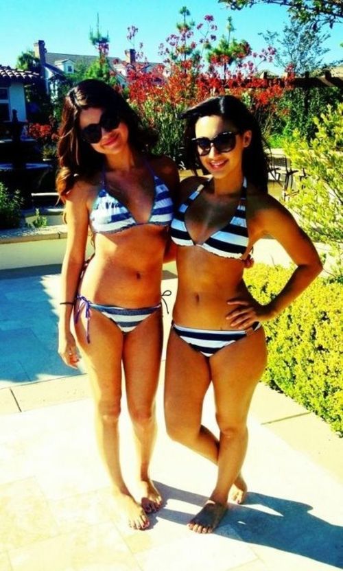 Selena zeigt Bikinis aus ihrer eigenen Kollektion Selena zeigt Bikinis aus ihrer eigenen Kollektion
