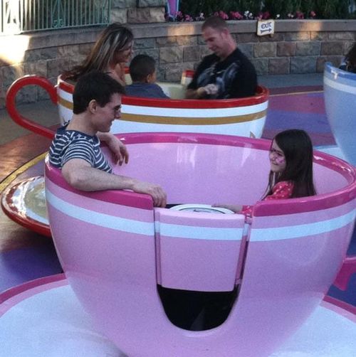 Tom Cruise und Suri Cruise verbrachten einen schönen Tag im Disneyland Tom Cruise und Suri Cruise verbrachten einen schönen Tag im Disneyland