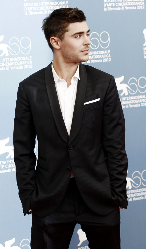 Zac Efron erschien in Venedig im Nadelstreifenanzug Zac Efron erschien in Venedig im Nadelstreifenanzug
