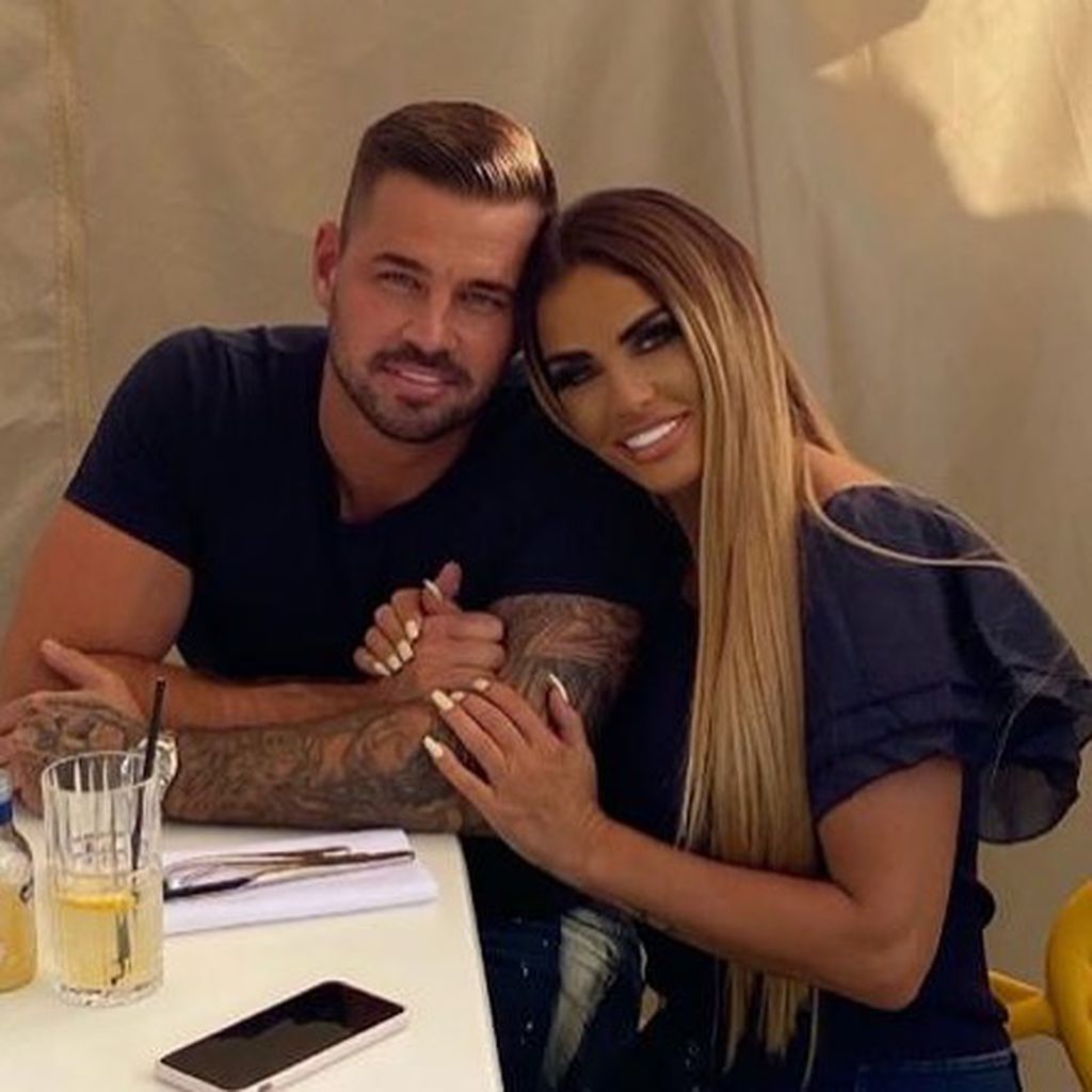 Katie Price und ihr Freund Carl wollen ein gemeinsames Kind - Besserstars.com
