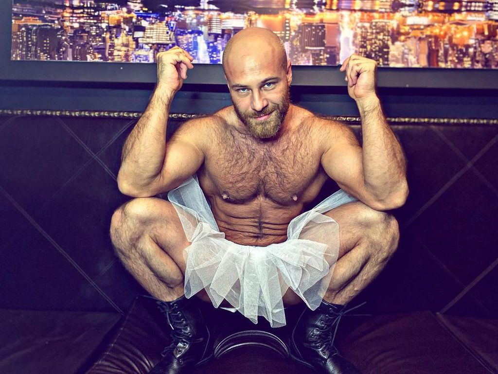 Sexpuppen-Ehemann Yuri klärt auf: Darum hat er Riesen-Nippel