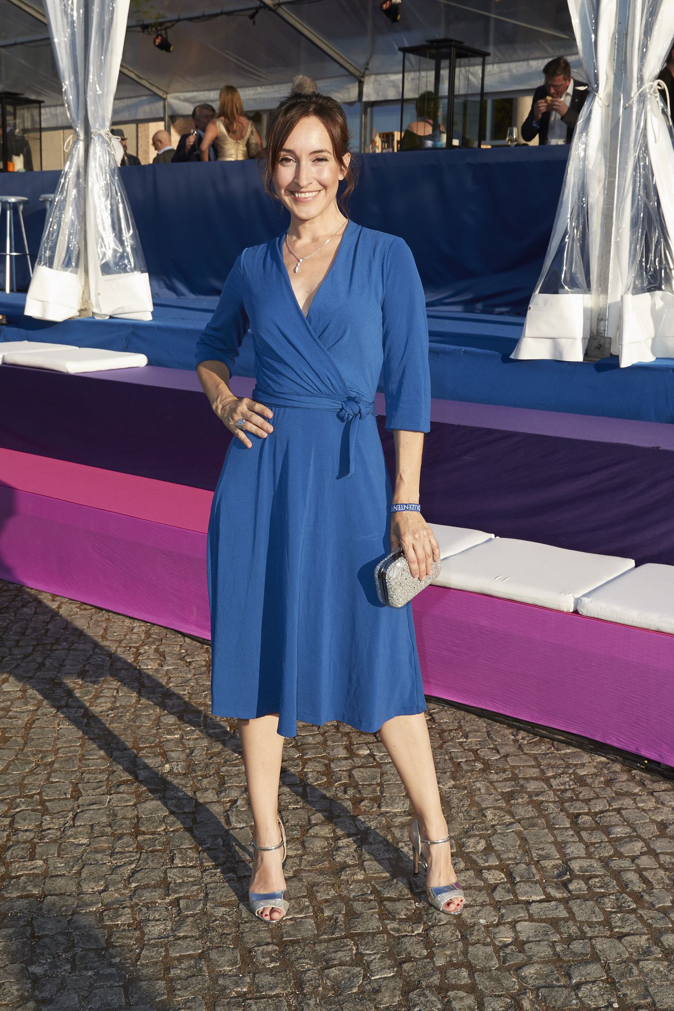 Heißes Schnittchen Zieht Ihre Sexy Kleidung Aus, Nackt Fühlt Sie Sich Besser Heißes Schnittchen Zieht Ihre Sexy Kleidung Aus, Nackt Fühlt Sie Sich Besser