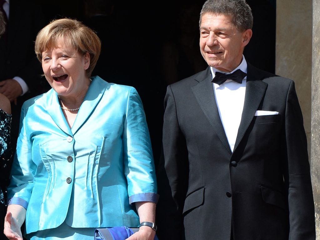 MerkelKollaps Stuhl der Bundeskanzlerin brach zusammen! Promiflash.de