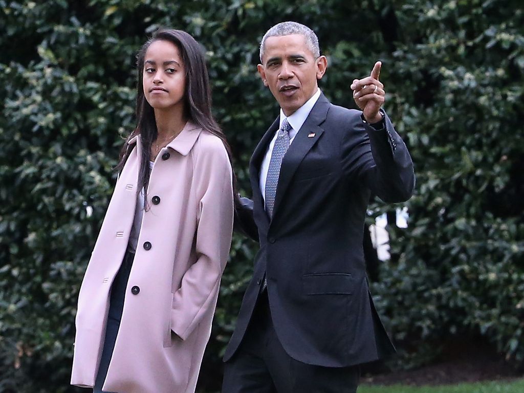 Malia und Barack Obama vor dem Weißen Haus