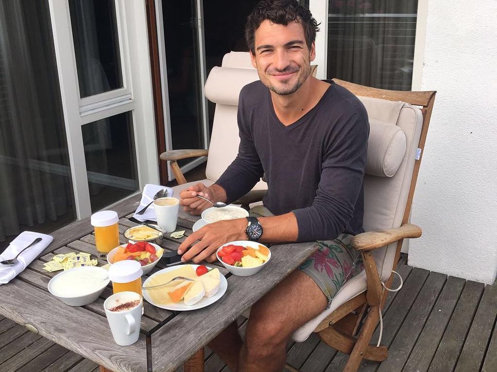 "Perfekter Mats Hummels lädt zum Frühstück! Promiflash.de
