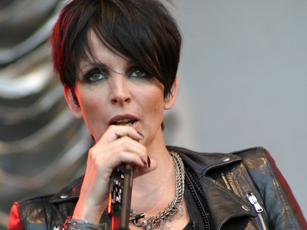 nena guckt verwirrt