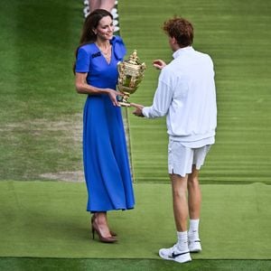 Hier überreicht Prinzessin Kate Trophäe an Wimbledon-Sieger