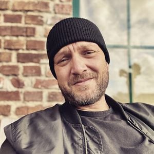 "Bares für Rares"-Experte Sven leckt eine Designerlampe ab