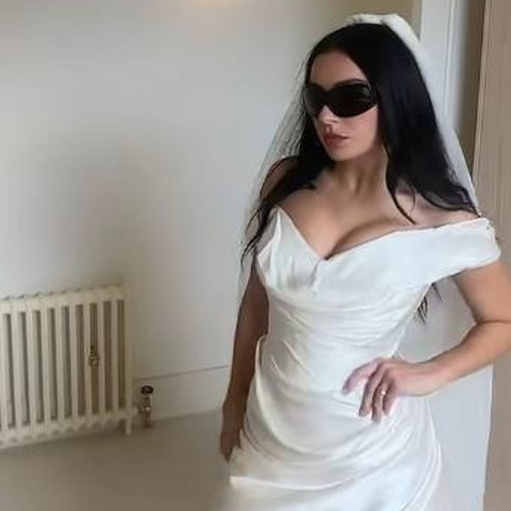 Charli XCX in ihrem Hochzeitskleid