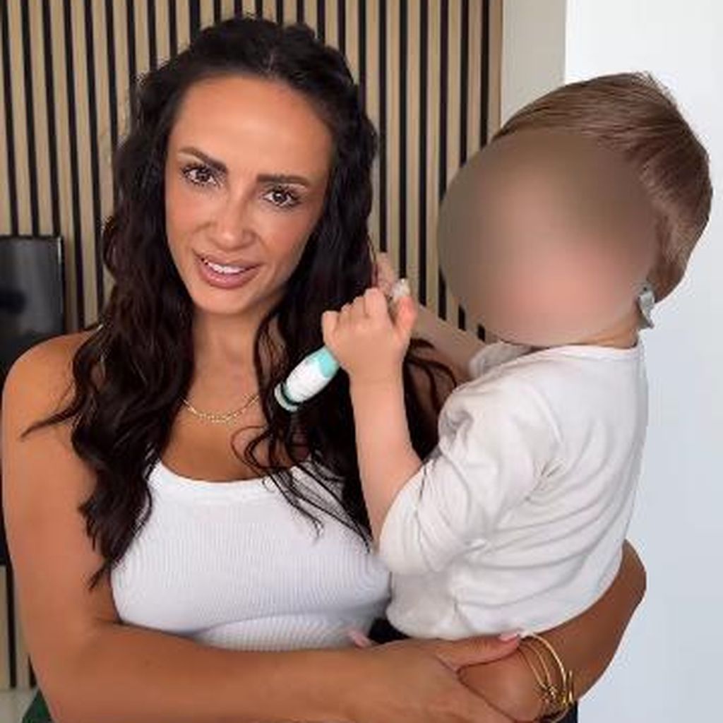 Jennifer Saro mit ihrem Sohn Keksi, Juli 2025