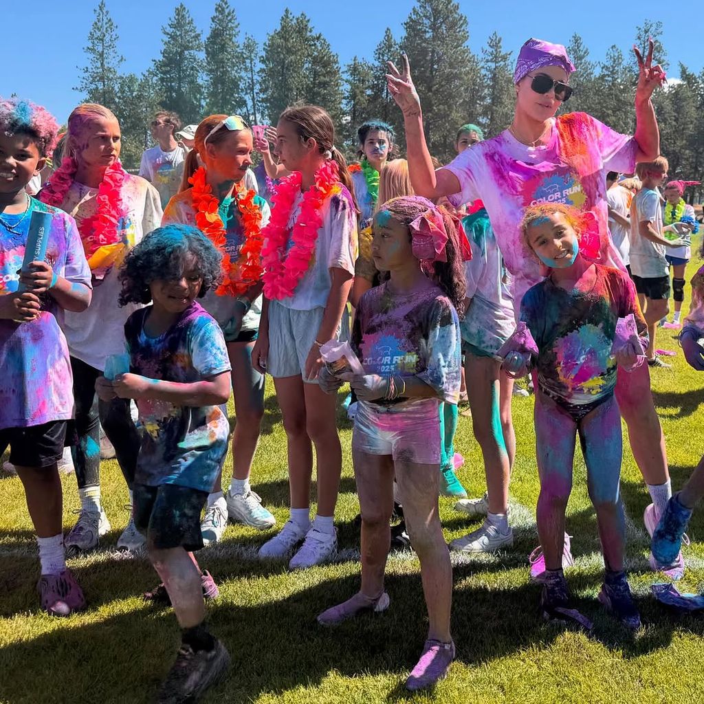 Khloé Kardashian und die Kids nach dem Color Run in ihren bunten T-Shirts