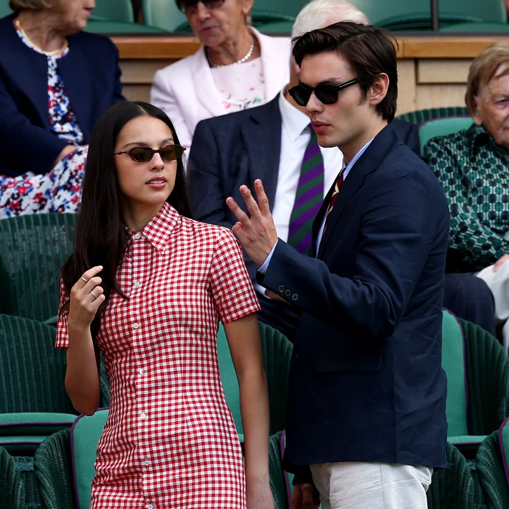 Olivia Rodrigo und Louis Partridge bei einem Wimbledon-Spiel
