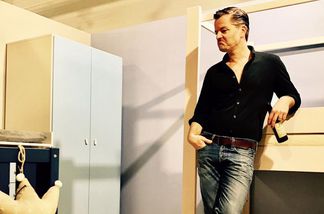 André Dietz beim Möbelkauf für sein viertes Kind André Dietz beim Möbelkauf für sein viertes Kind
