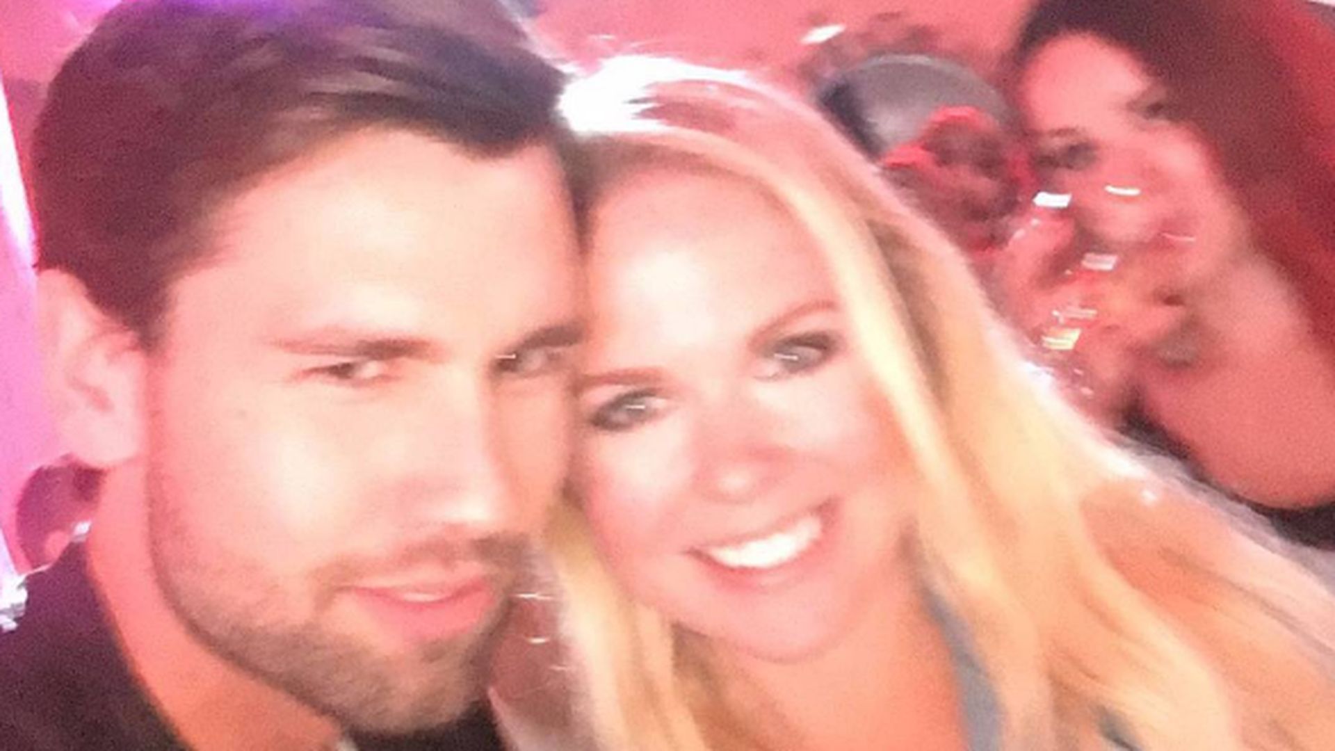 Blondinen-Fan: Mit welcher Beauty posiert "Honey" denn hier ...