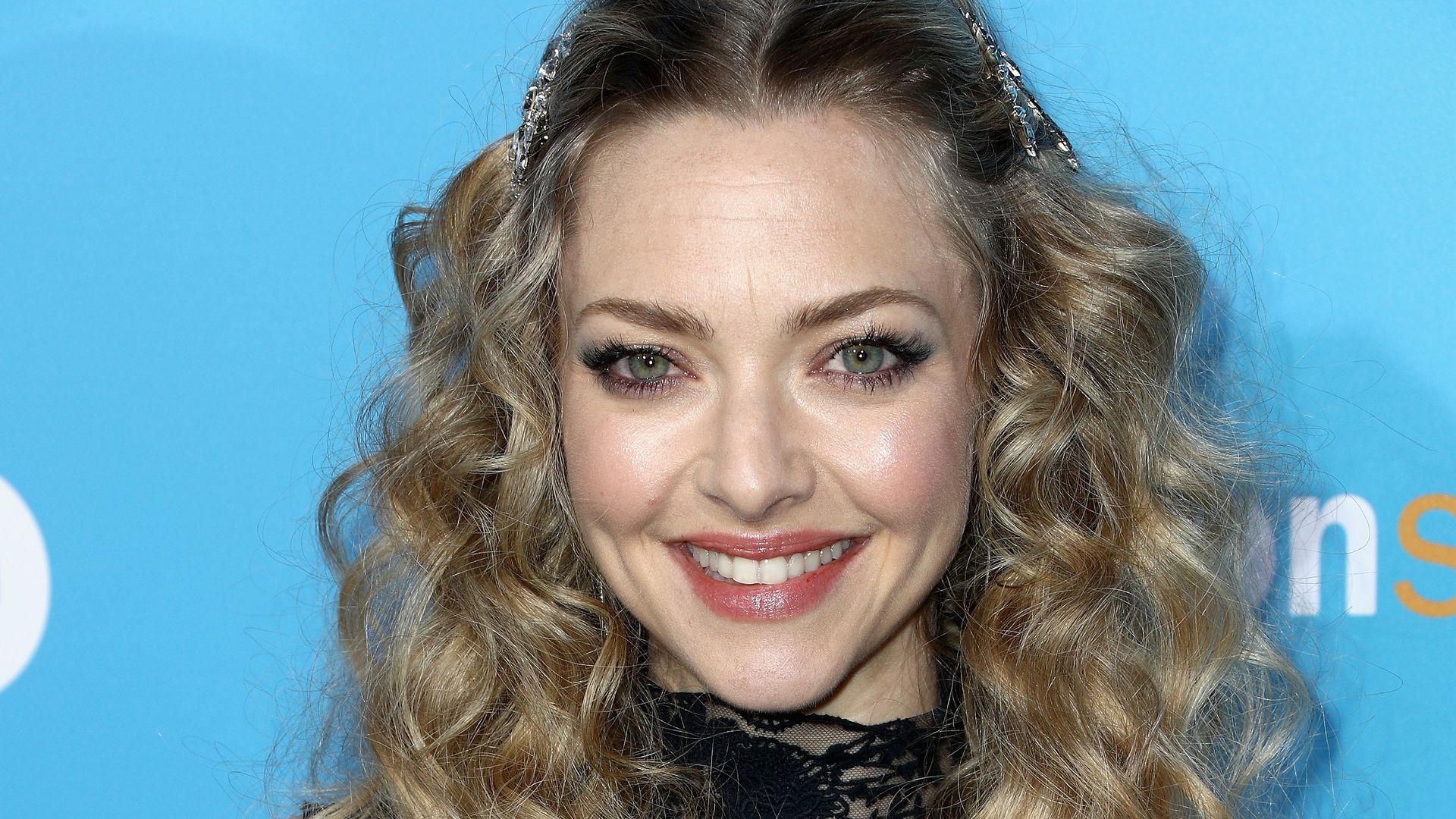 Amanda Seyfried hat einen wuscheligen Begleiter Promiflash.de