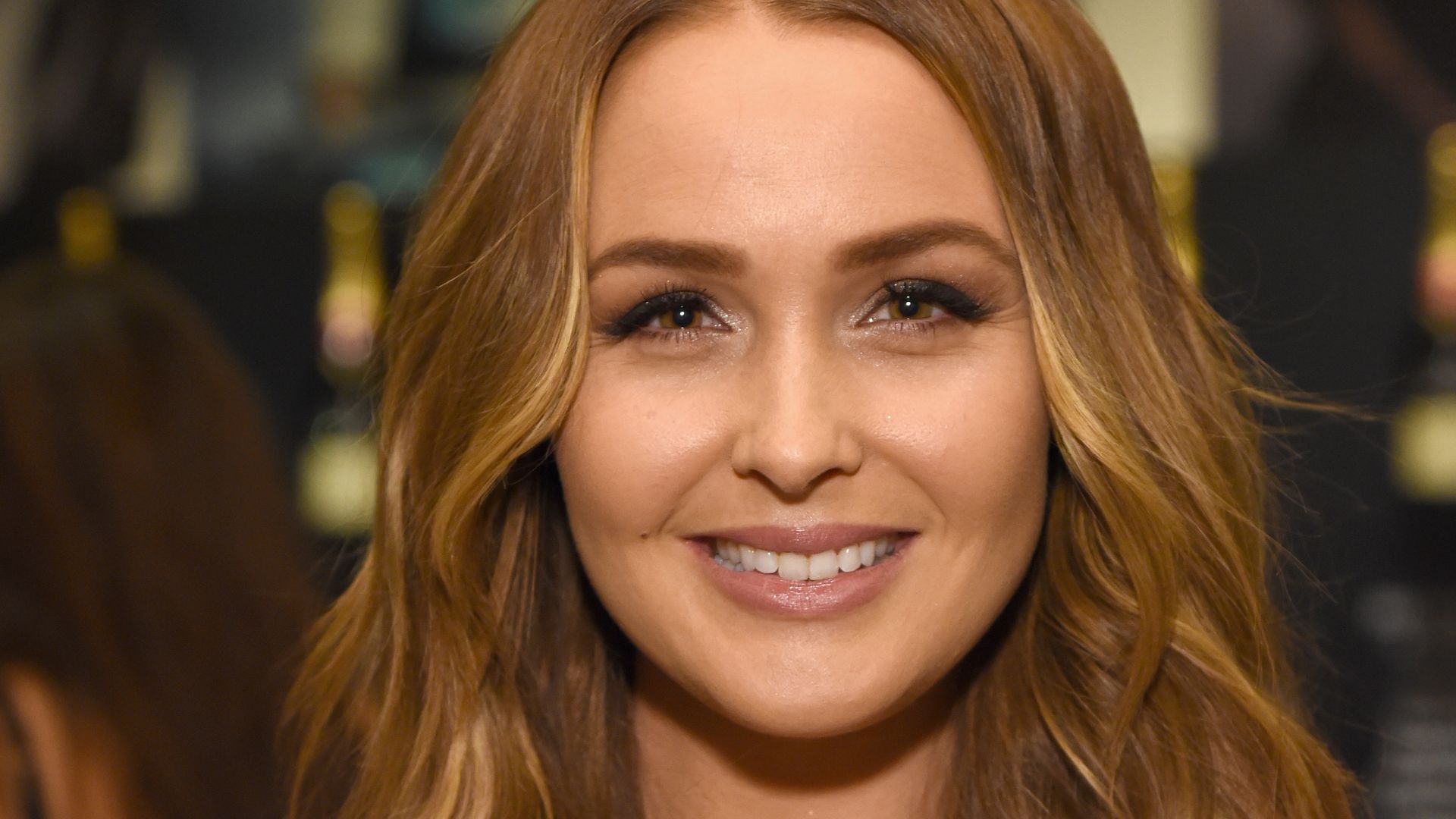 1. Muttertag: Camilla Luddington knuddelt ihr Töchterchen ...