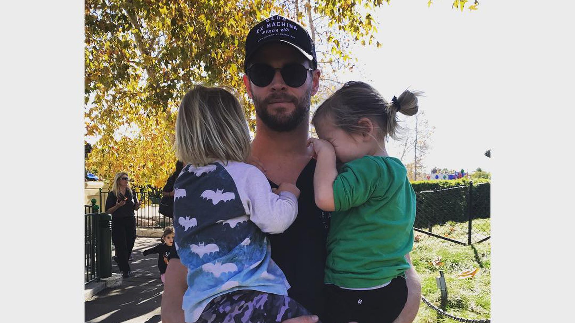 Heißer Daddy! Chris Hemsworth trägt seine Twins auf Händen! - Promiflash.de