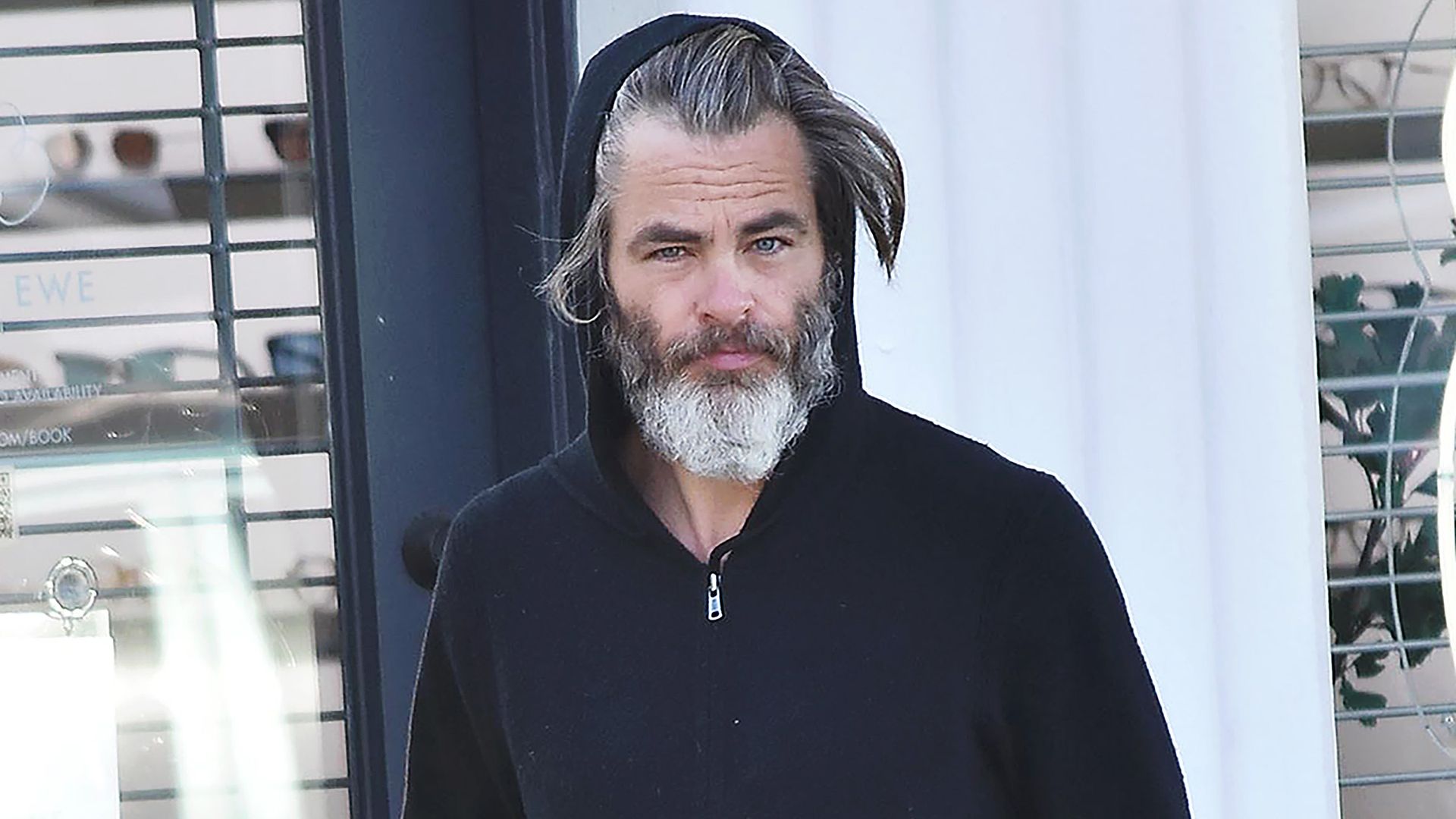 Kaum wiederzuerkennen Das hier ist tatsächlich Chris Pine!