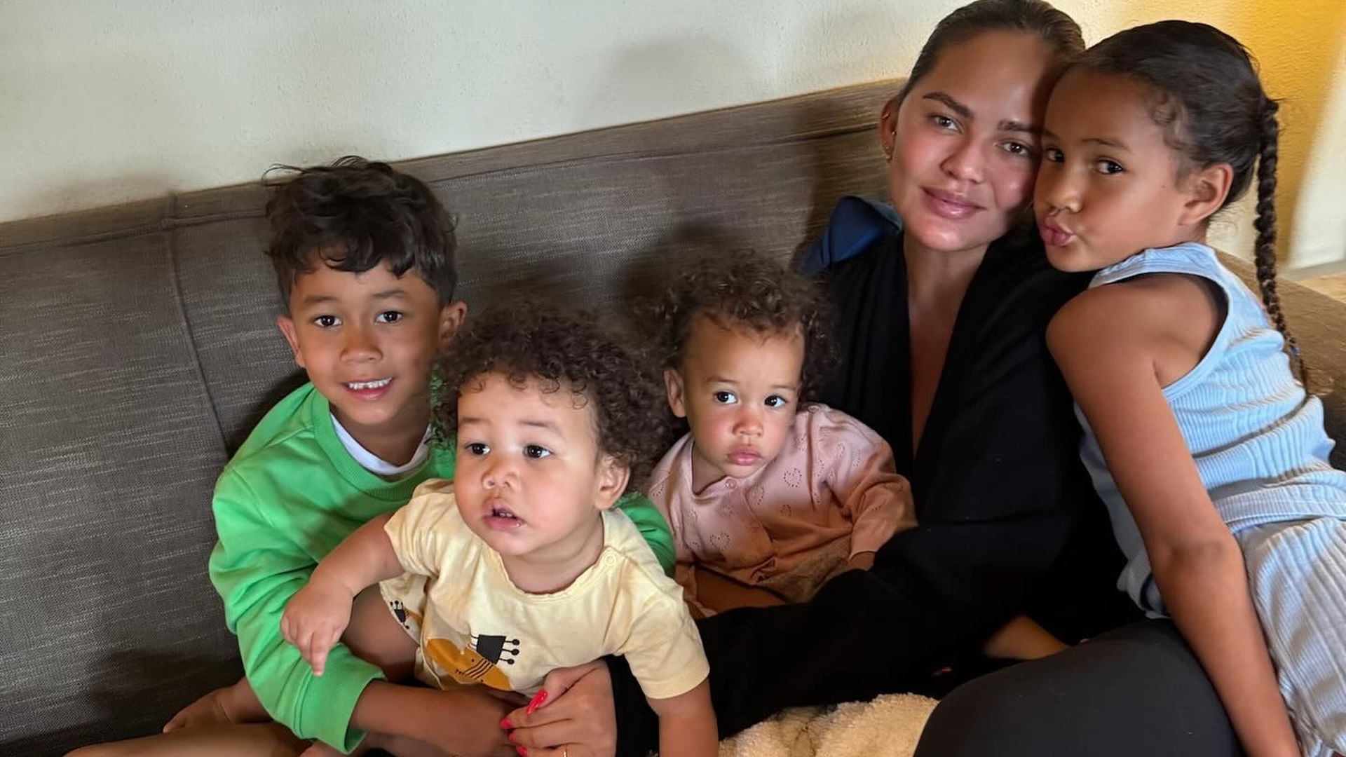 Chrissy-Teigens-Sohn-Miles-ist-sehr-w-hlerisch-beim-Essen