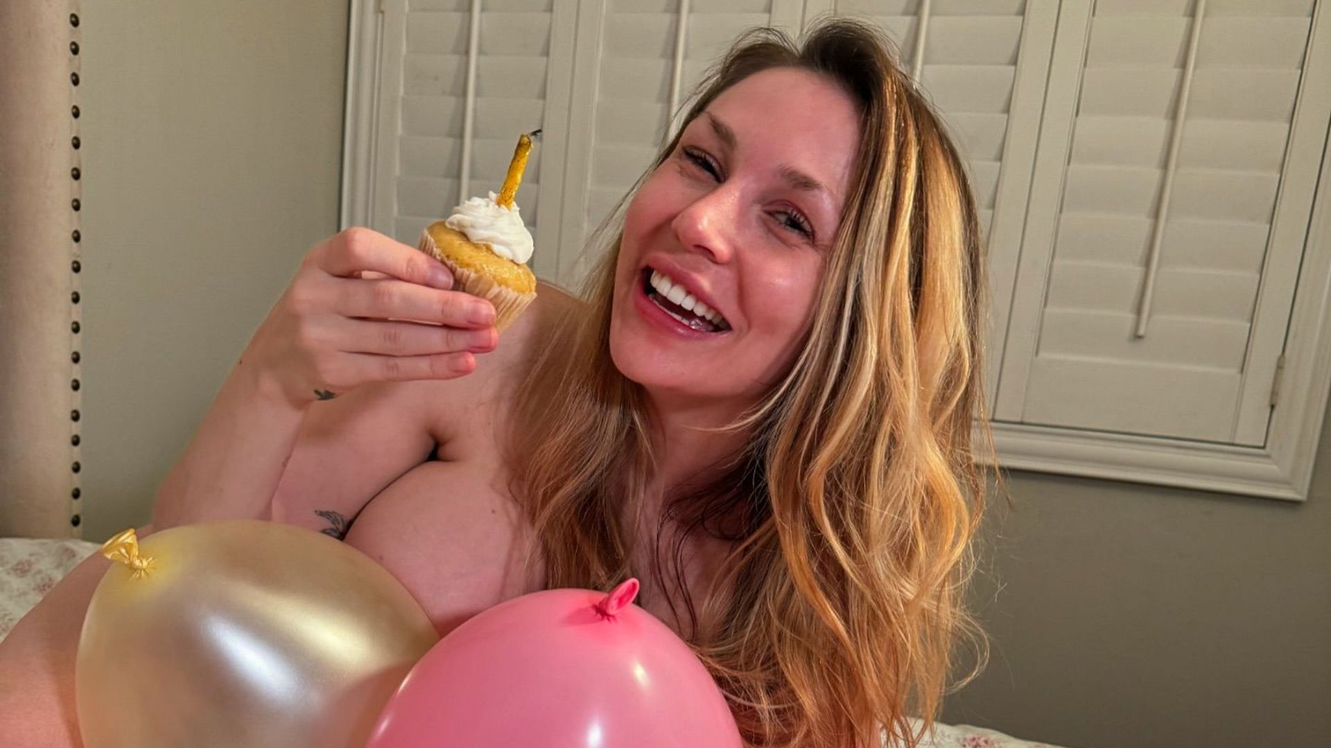 Courtney-Stodden-feiert-ihren-30-Geburtstag-nackig-im-Bett