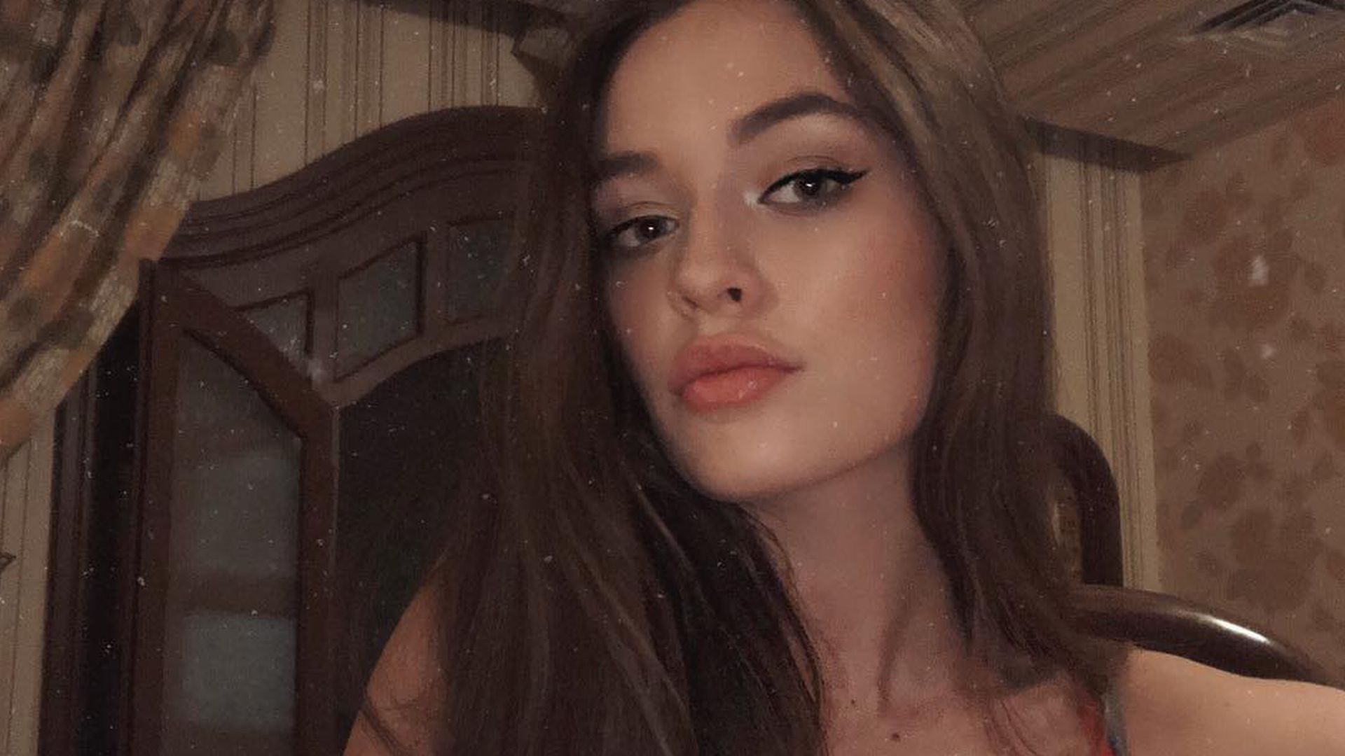 Cecтpa kим kapдaшьян улыбается. 18 летней сестрой. Луи и фелисити. Девушка 17 лет. Сестренка 13 14 лет.