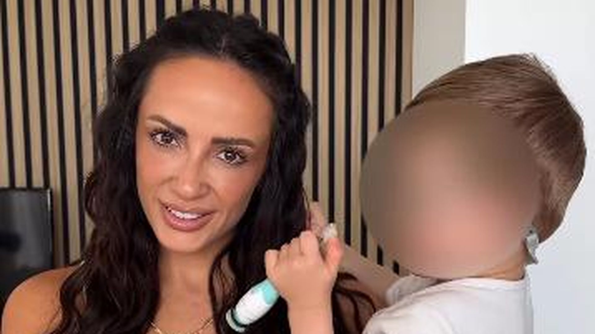 Hat-Jennifer-Saro-eine-Nanny-f-r-ihren-kleinen-Sohn-Keksi-