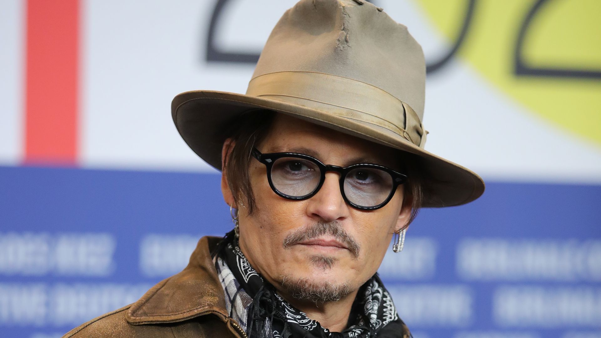 Джонни депп 2022 фото в молодости. Джонни депп фото. Джонни депп в синем костюме. Депп инстаграм. Джонни депп 2020.