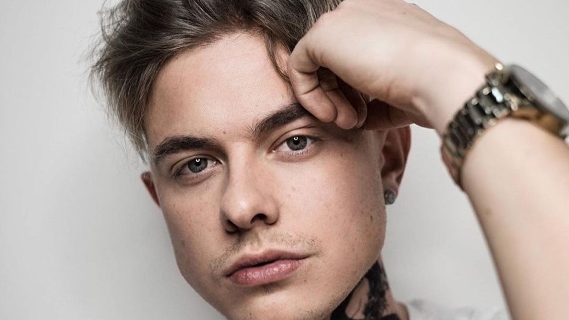 Wie Alt Ist Jonas Ems Hält Jonas Ems neue Freundin aus der Öffentlichkeit raus?