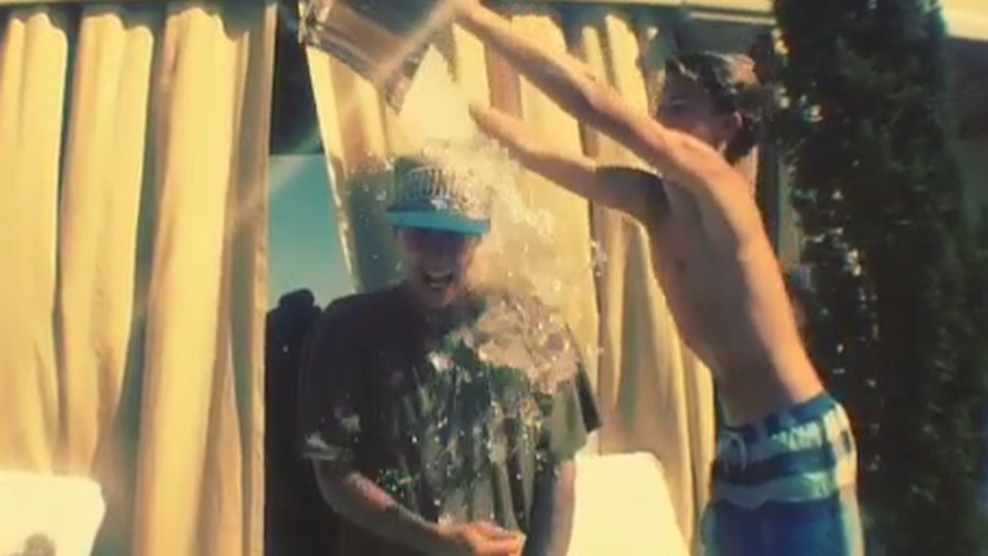 2. Runde Justin Bieber bringt Ice Bucket Challenge zurück Promiflash.de