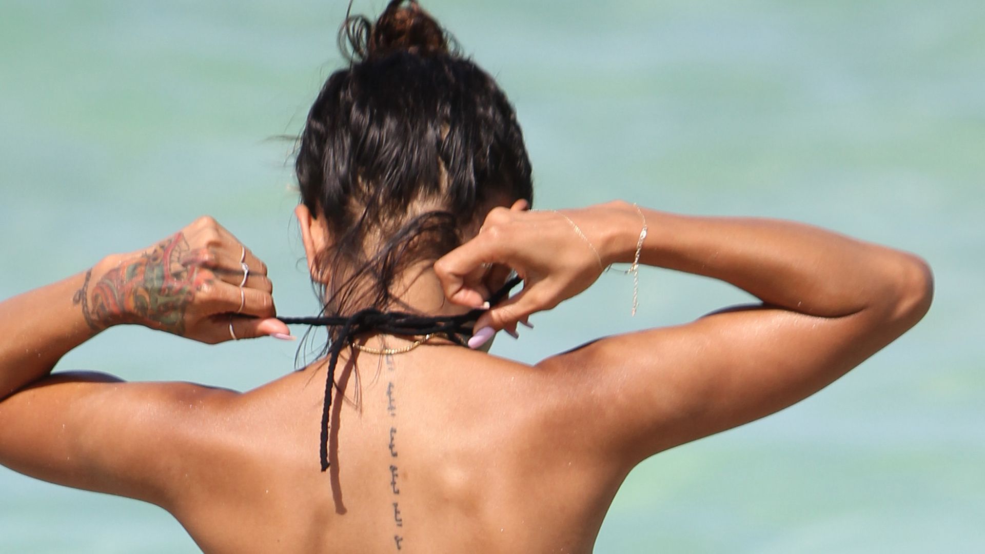 Karrueche Tran zeigt sexy ReißverschlussTattoo Promiflash.de