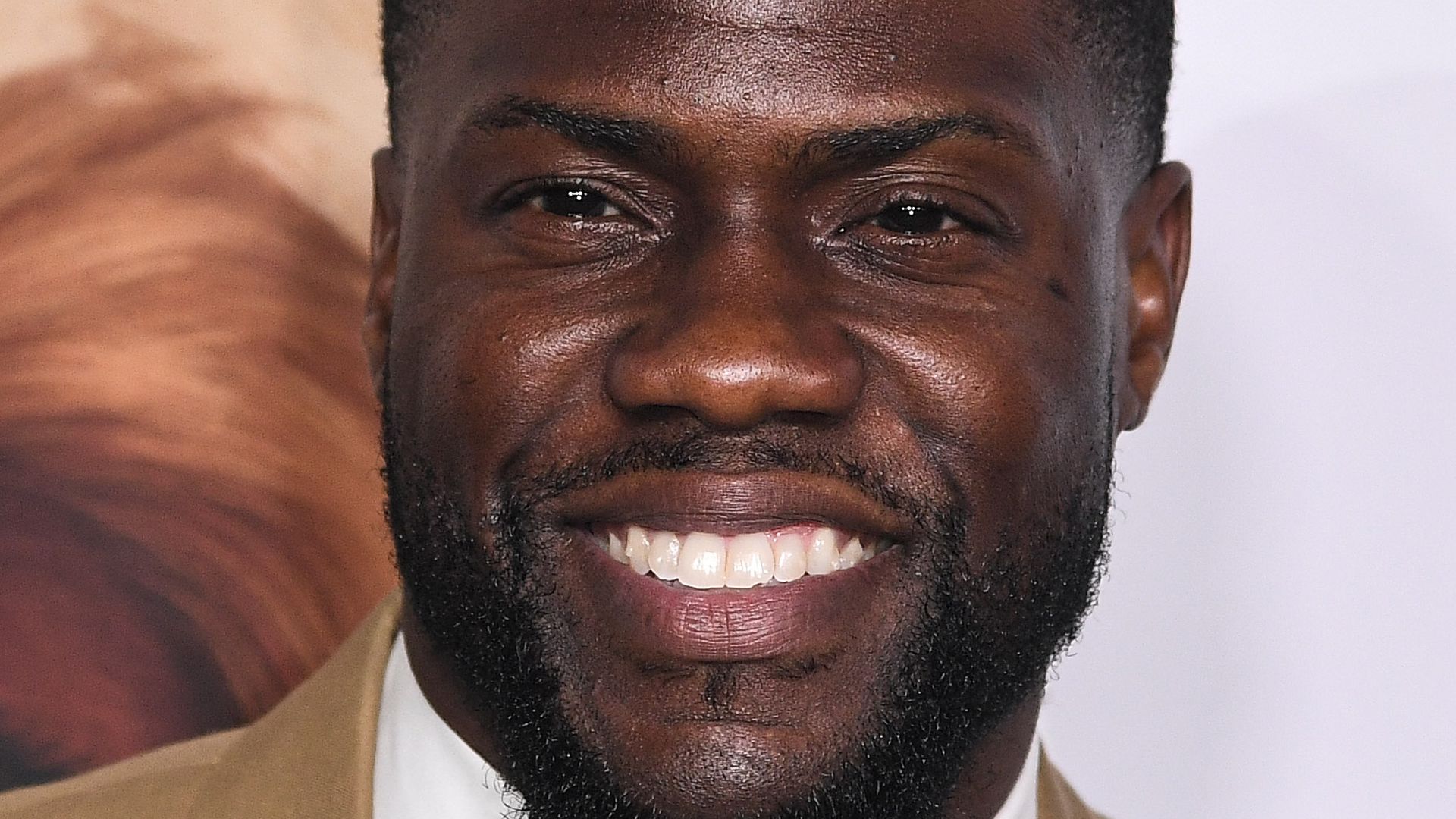 Bei Awardshow: Erster Auftritt von Kevin Hart nach Unfall! - Promiflash.de