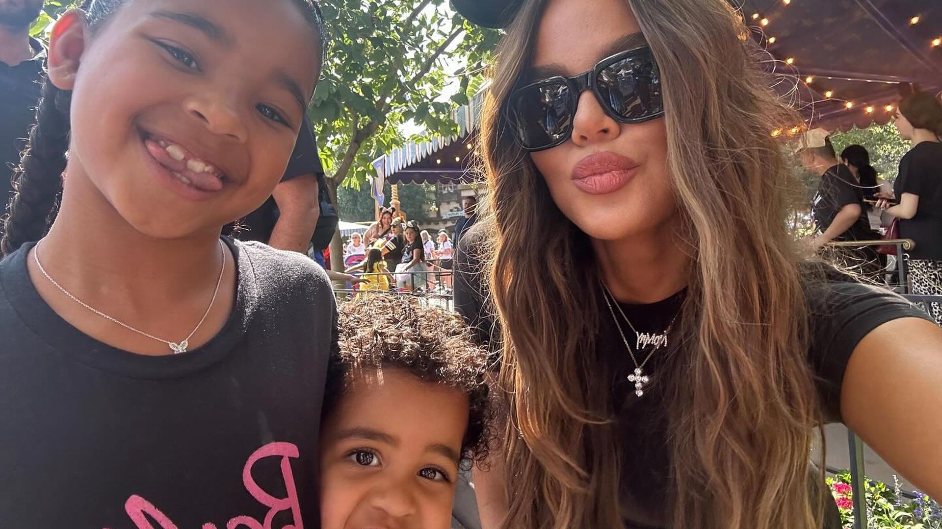 Khlo-Kardashian-teilt-festliche-Tanzparty-mit-ihren-Kids