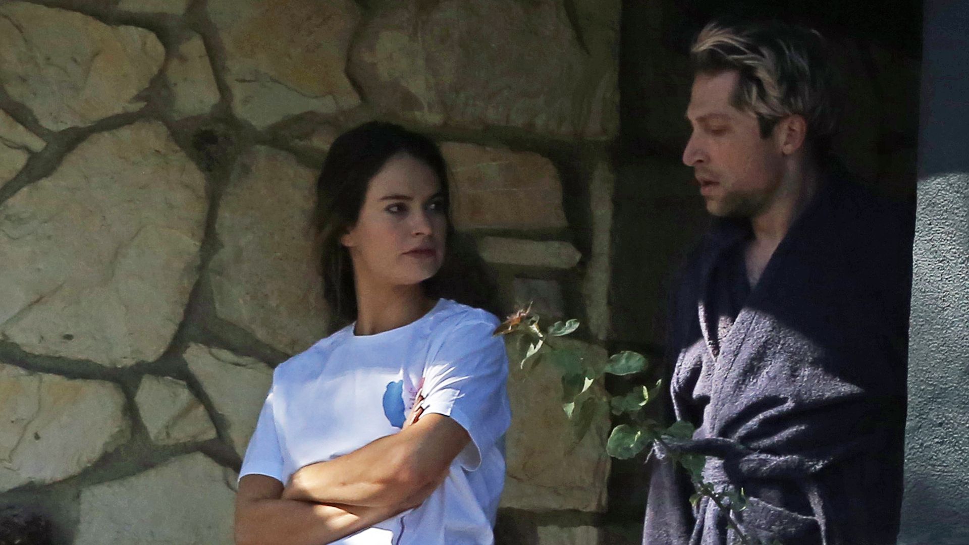 Paar-Outing? Lily James und Michael Shuman halten Händchen | Promiflash