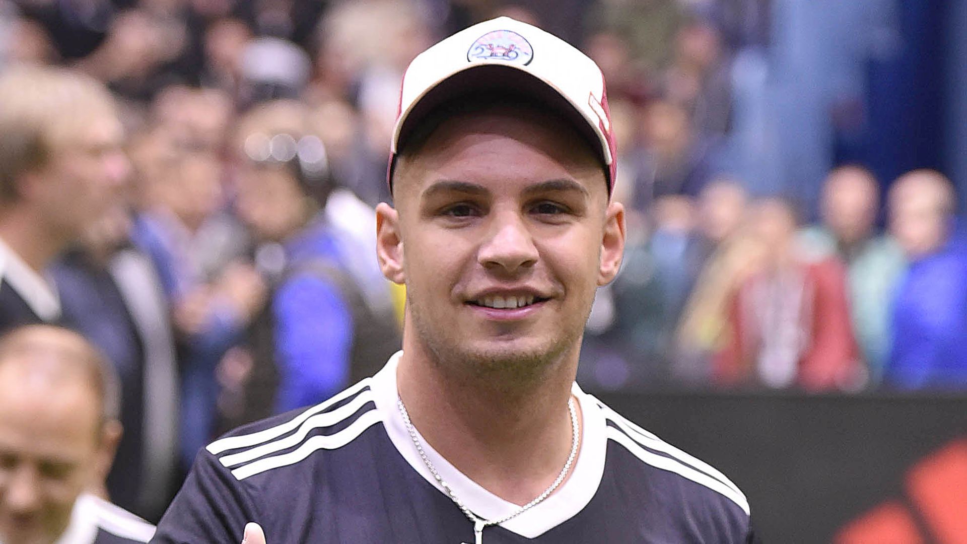 Total happy Pietro hat eine halbe Million InstaFollower! Promiflash.de