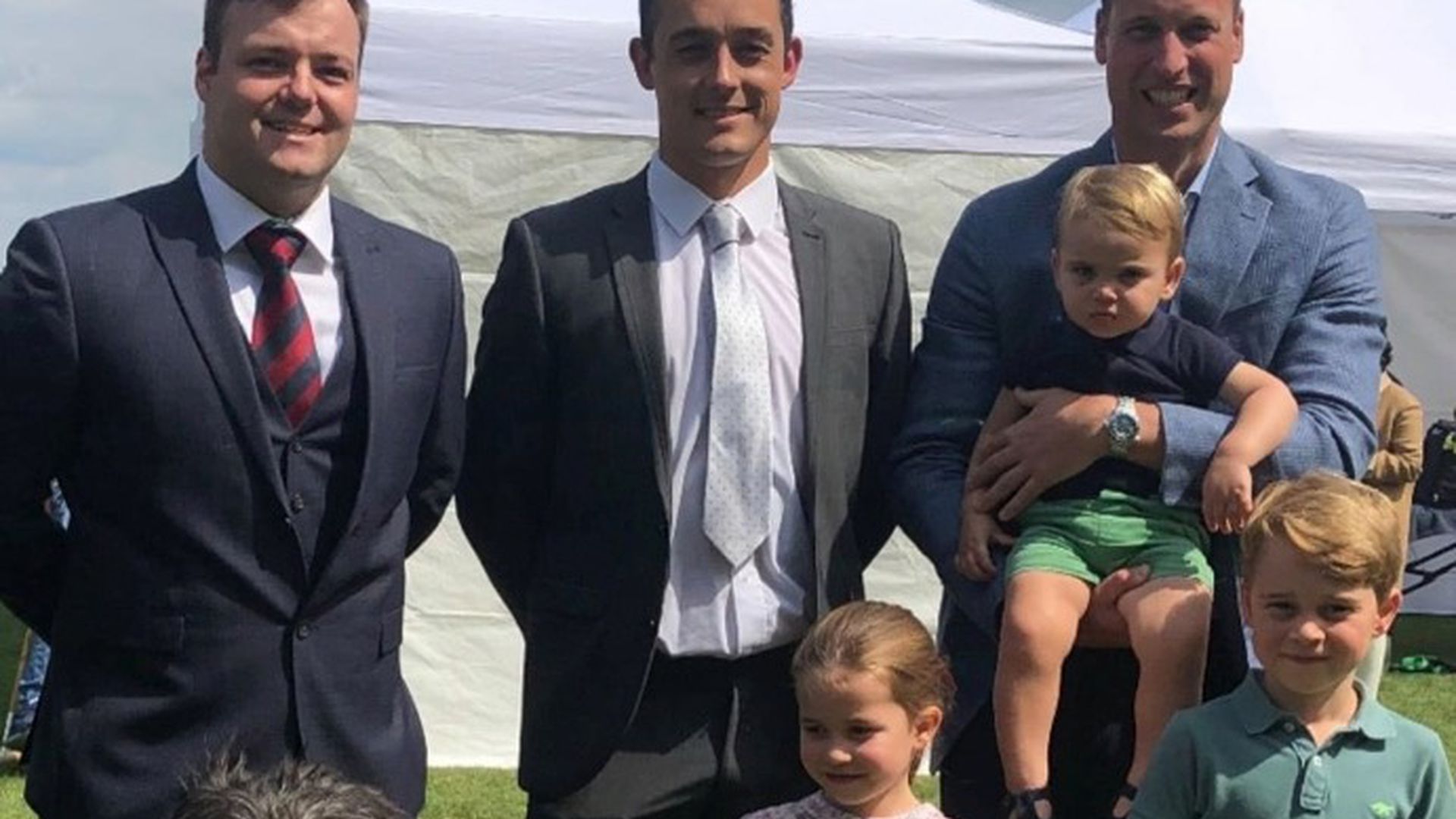 Ohne Kate: Seltenes Pic von Prinz William & seinen drei Kids