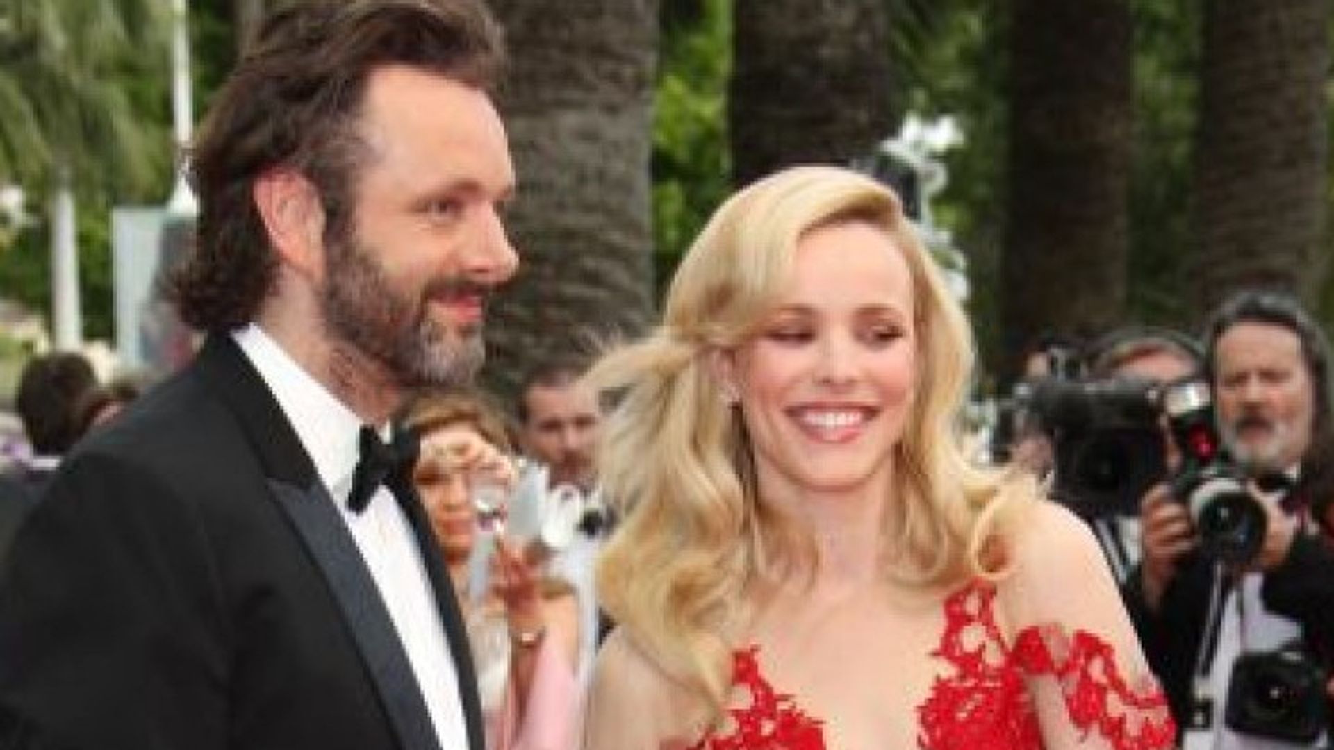 Rachel McAdams ganz gewagt in roter Spitze | Promiflash.de