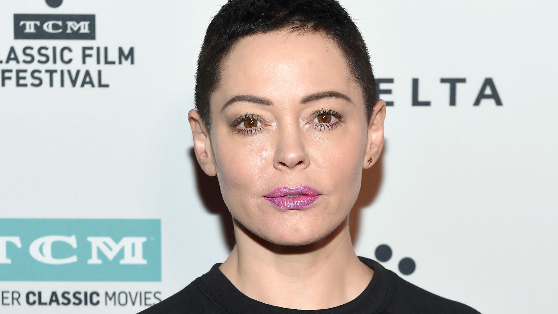 Was ist denn das? Rose McGowan im HorrorOutfit Promiflash.de