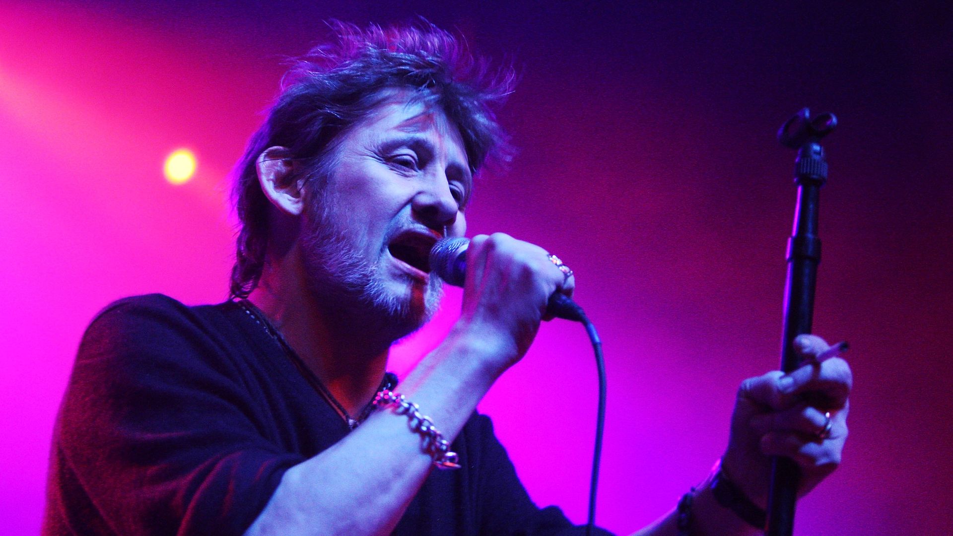 Fans nehmen Abschied von ThePoguesStar Shane MacGowan (†)!
