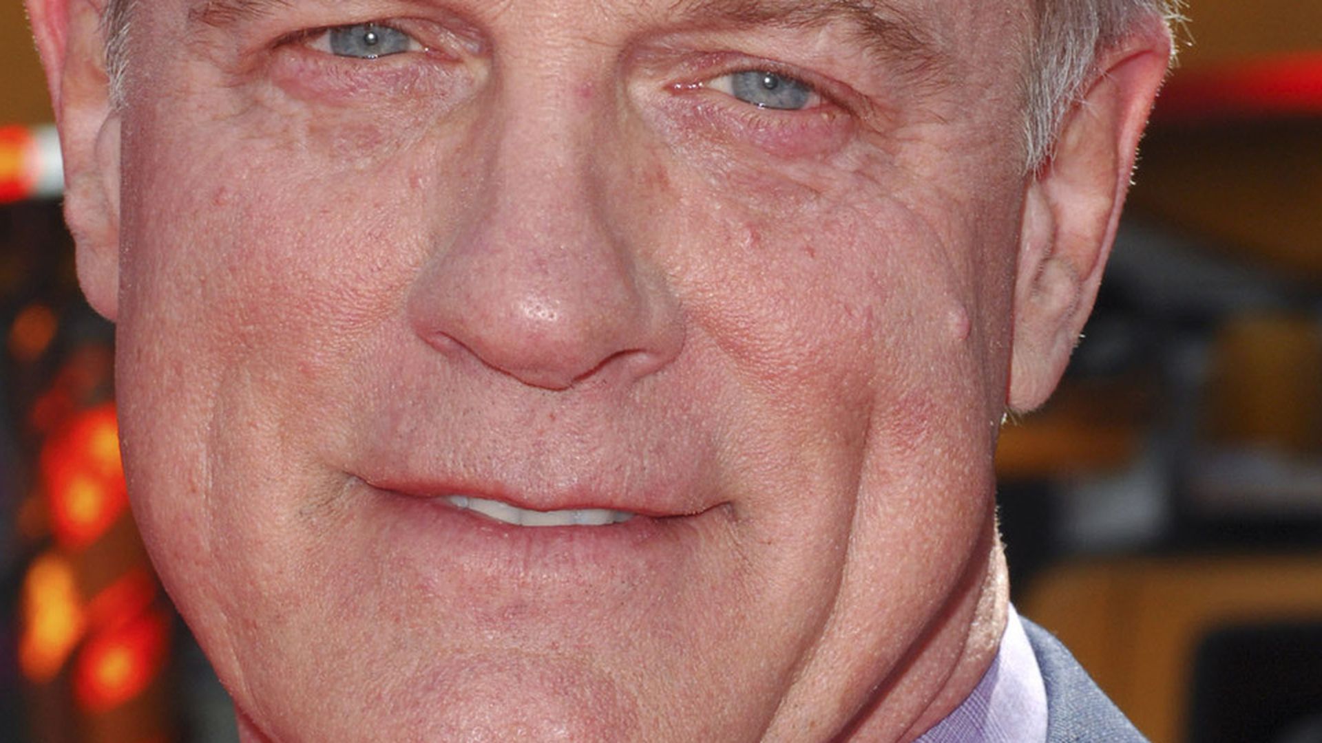 Nach 2 Stunden! Stephen Collins sofort gefeuert Promiflash.de
