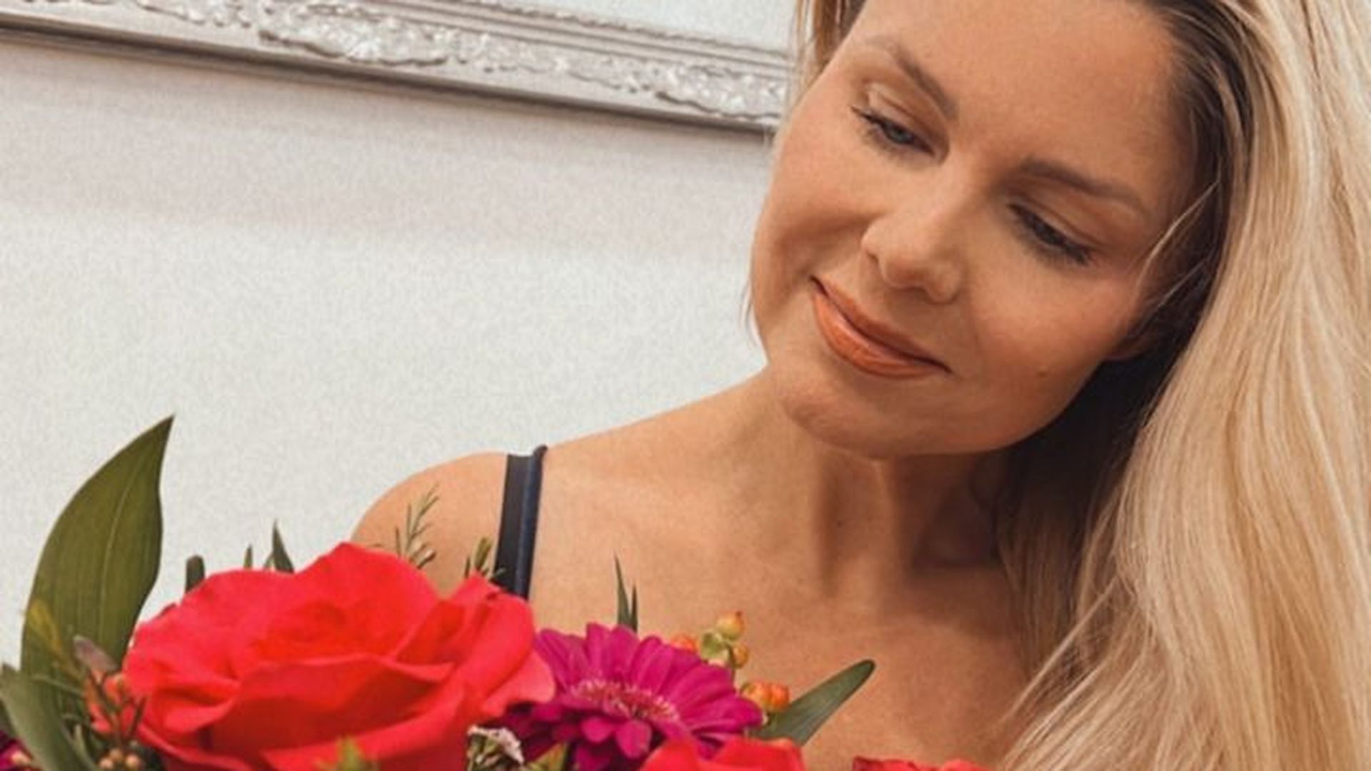 Von Peter Klein? Yvonne bekommt Blumen zum Valentinstag