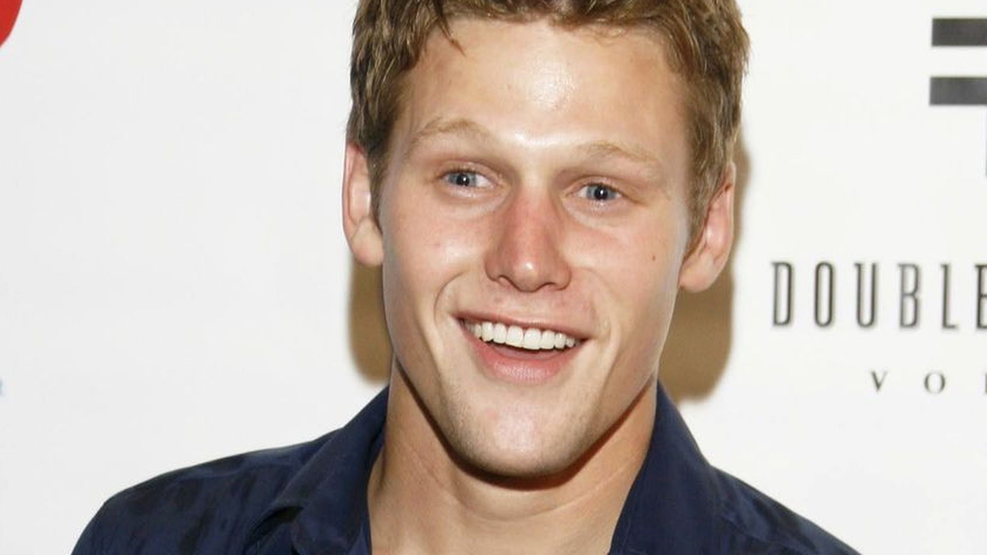 zach roerig traegt ein blaues kurzaermeliges hemd бывает и хуже актеры тогда и сейчас