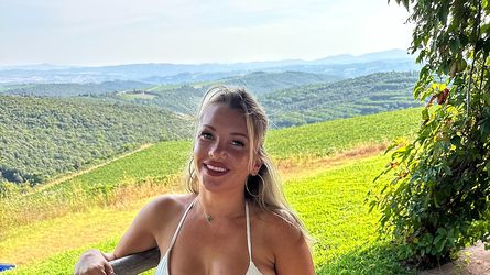 Als Nackedei: Evelyn Burdecki schickt Oben-ohne-Ostergüße