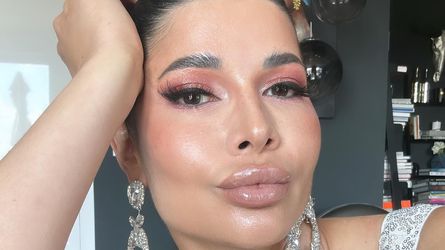 Micaela Schäfer legt komplett nackt als DJane im Klub auf