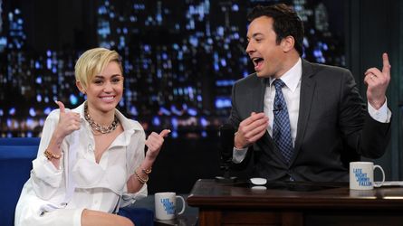 Lustig! Miley Cyrus rasiert Jimmy Fallon den Vollbart ab