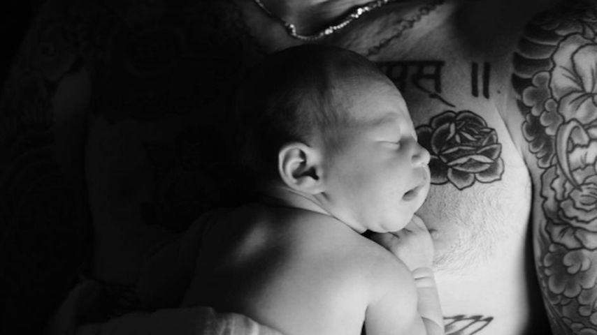 Adam Levine mit seiner neugeborenen Tochter Dusty Rose