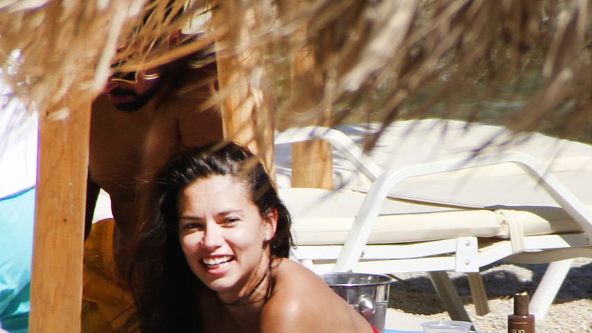Adriana Lima und Sami Khedira am Strand von Mykonos