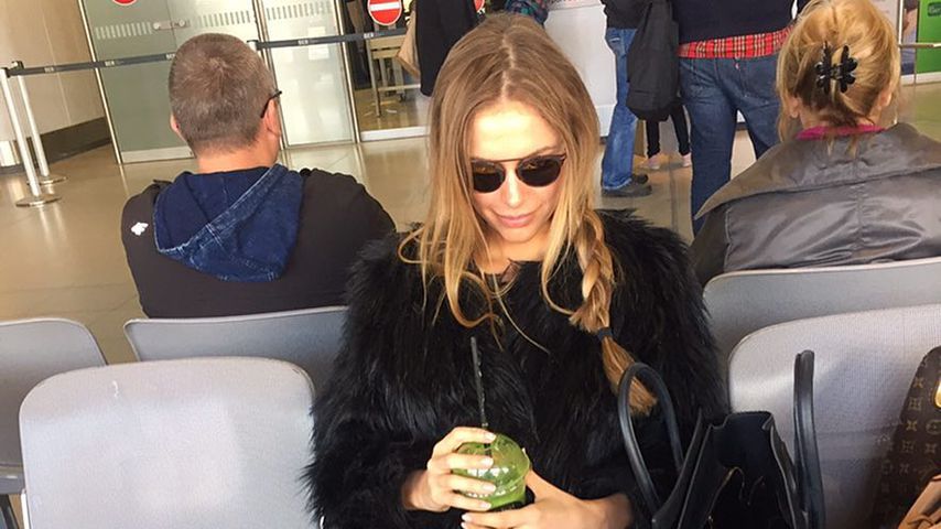 Alena Gerber am Flughafen