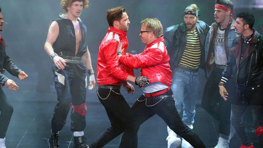 Alexander Kumptner & Mario Kotaska (r.) performen zu "Beat it" von Michael Jackson.