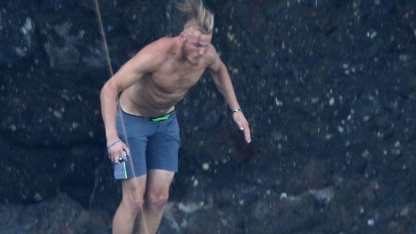 Alexander Ludwig bei einem Klippensprung