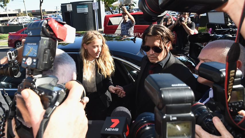 Amber Heard und Johnny Depp umringt von Paparazzi